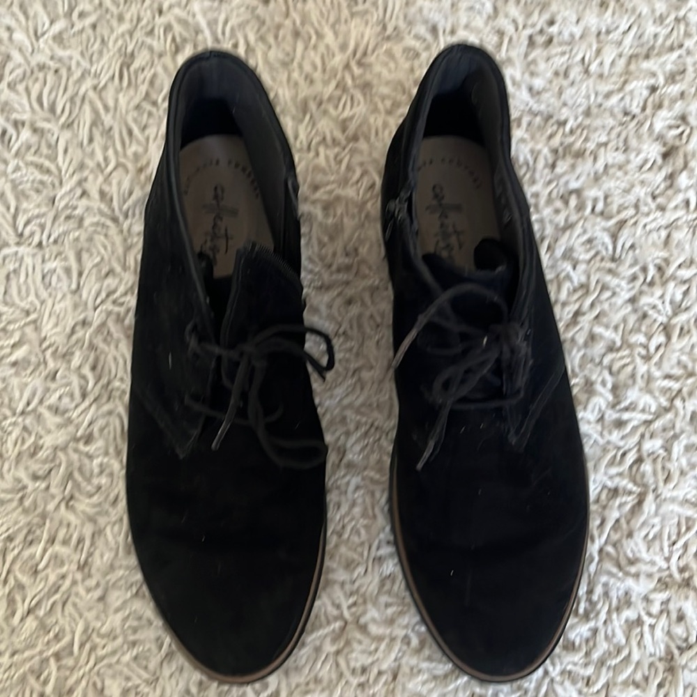 Suede Clark’s size 8.5